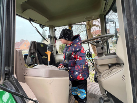 Na zahradu nám přijel traktor